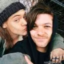 shelooksso5sos