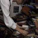 Cat_near_the_book