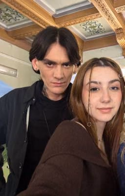 две темных фигур.В&С