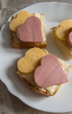 Хлеб, колбаса, сыр