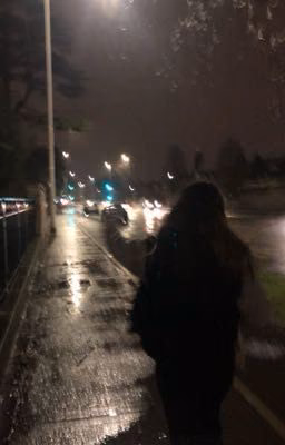 Девушка в ночном городе