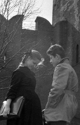 Пригласил тебя на танцы. /Пальто