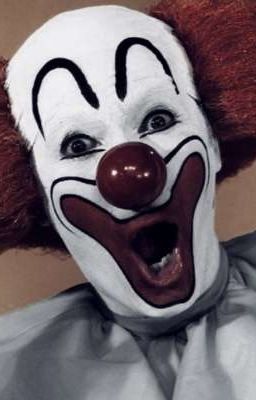 Клоун, что прячется за дверью