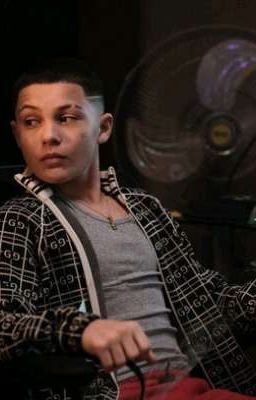 он не отпускает её.