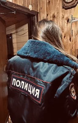 она младше || условный мент