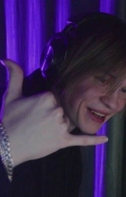 Мокрая девочка танцует...