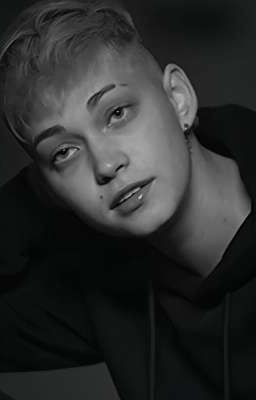 На год старше