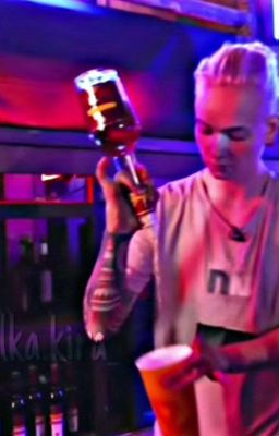 Он? Она? Или просто красивый бармен