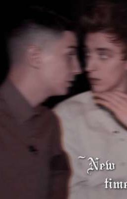 Они встретились в школе. 