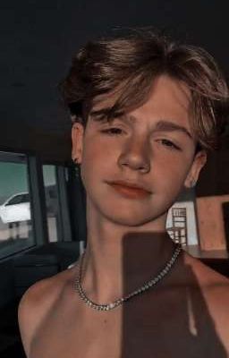 одна кровать с твоим врагом Пейтоном😘