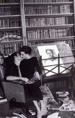 Черная кошка в черной комнате.