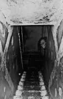 Что-то В Подъезде.