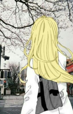 Девушка с светлыми волосами.